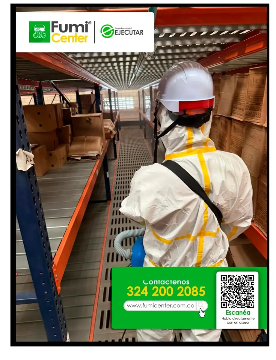 Técnico de FumiCenter con traje de protección en un área de almacenamiento con estantería metálica