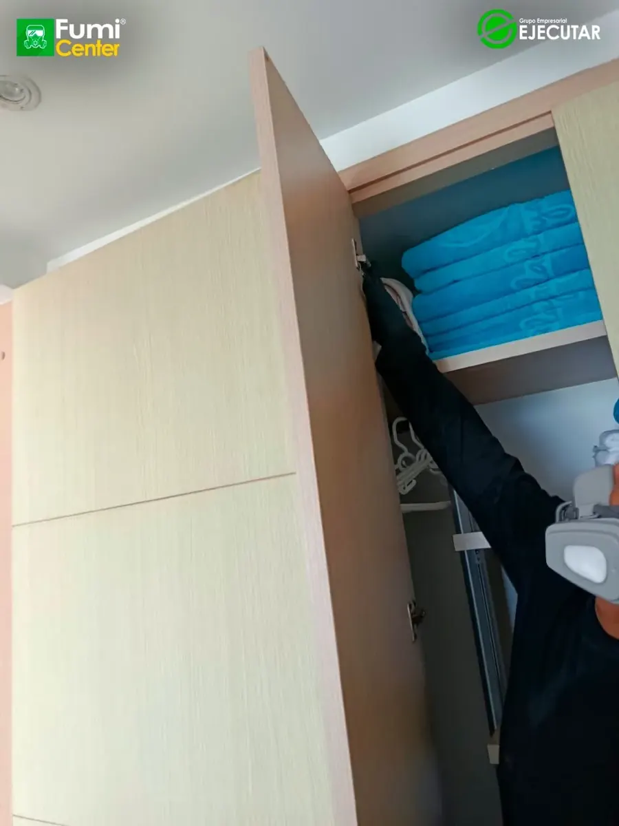 Técnico de FumiCenter con equipo de protección durante un servicio en un apartamento de Santa Marta