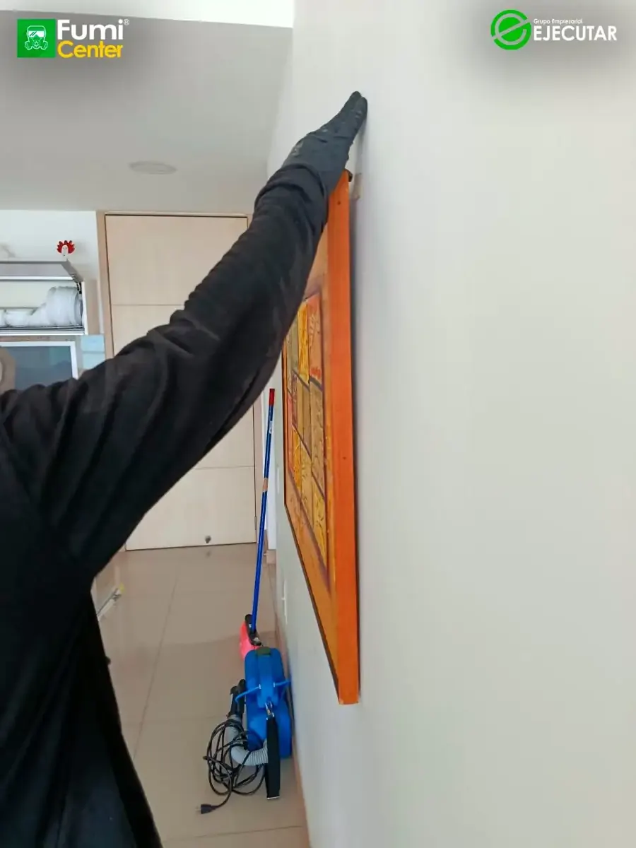 Técnico de FumiCenter con equipo de protección durante un servicio en un apartamento de Santa Marta
