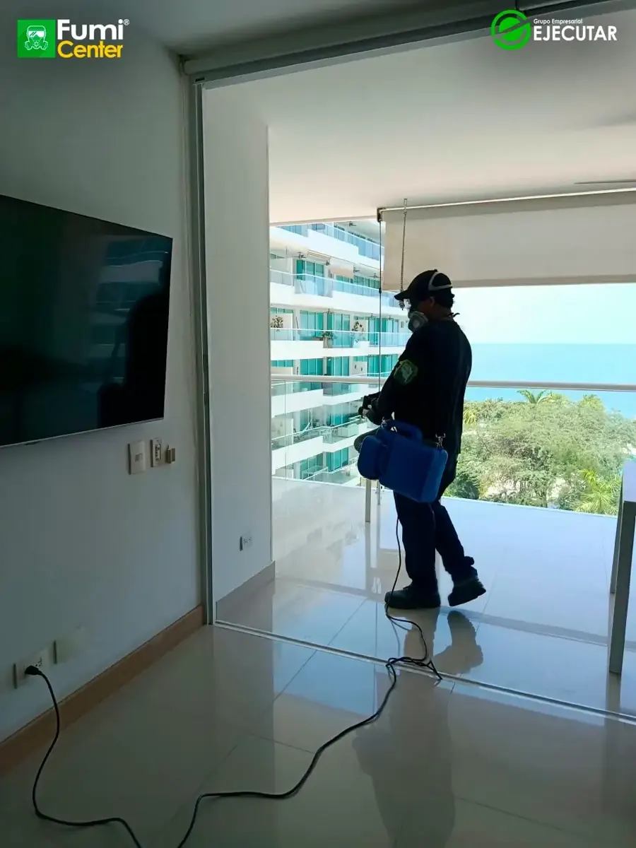 Técnico de FumiCenter con equipo de protección durante un servicio en un apartamento de Santa Marta