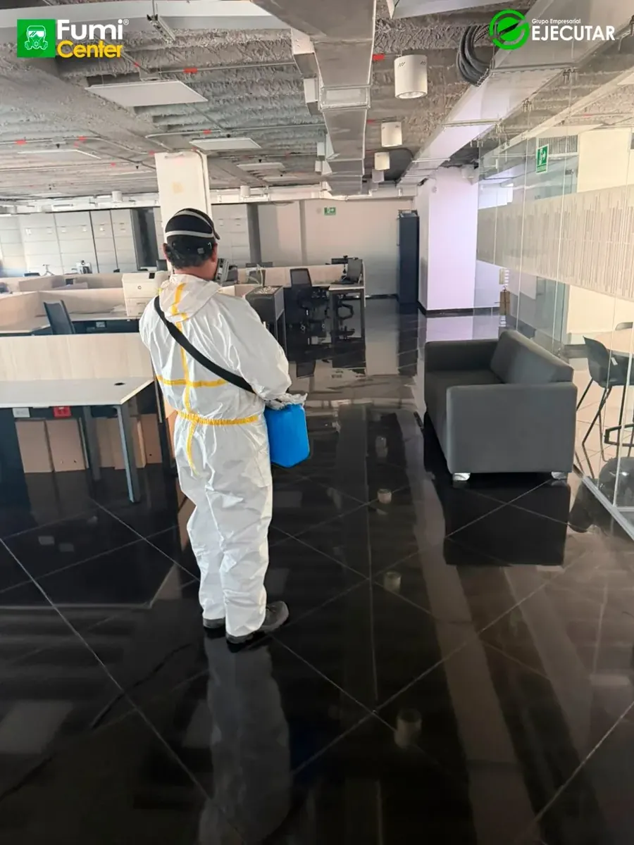 Técnico de FumiCenter con equipo de protección durante un servicio en instalaciones de la DIAN