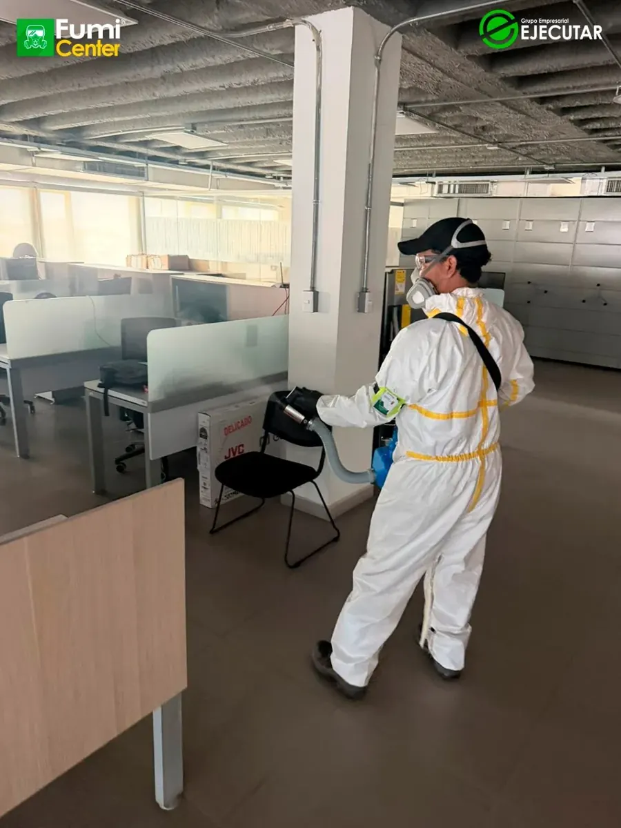 Técnico de FumiCenter con equipo de protección durante un servicio en instalaciones de la DIAN