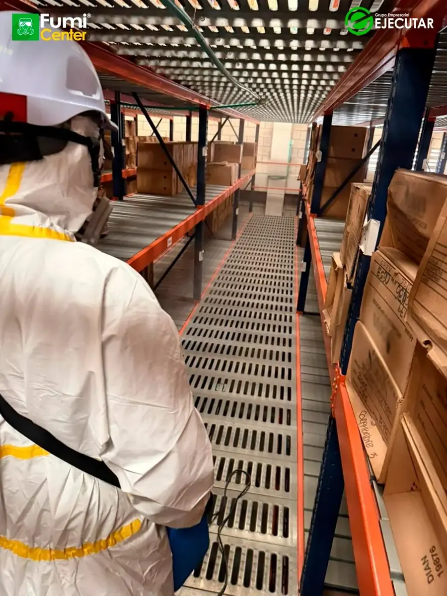 Técnico de FumiCenter con equipo de protección durante un servicio en instalaciones de la DIAN