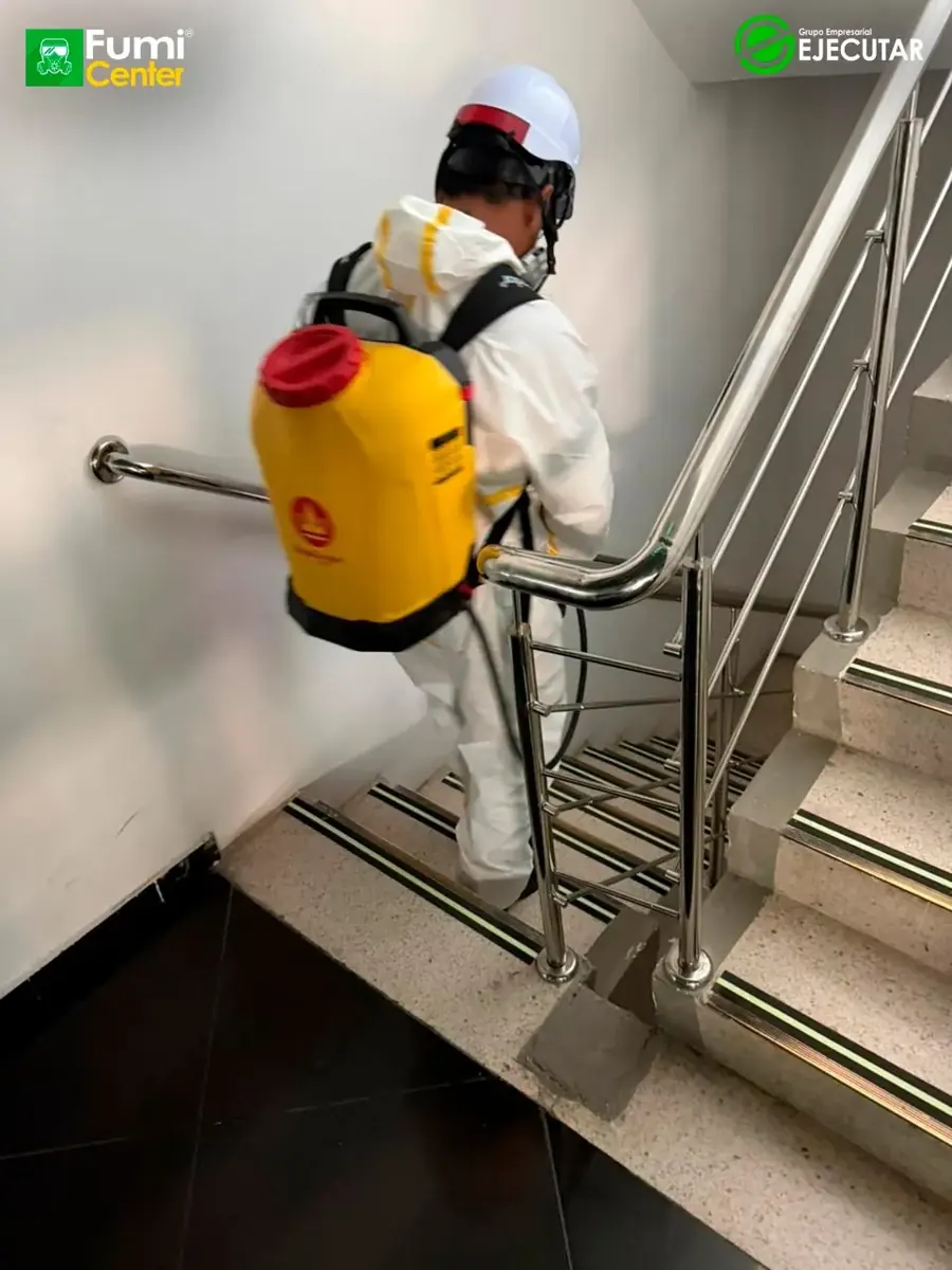 Técnico de FumiCenter con equipo de protección durante un servicio en instalaciones de la DIAN