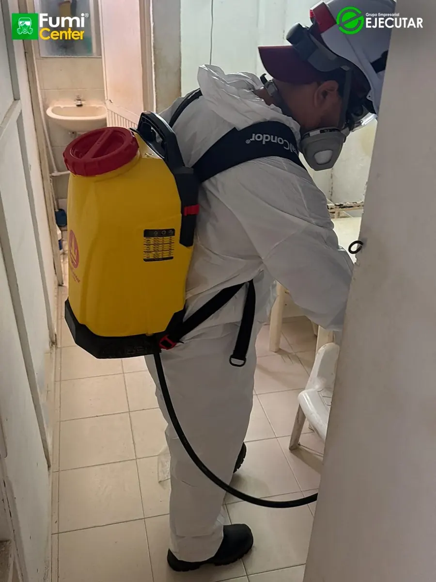 Técnico de FumiCenter con equipo de protección durante un servicio en instalaciones del INPEC