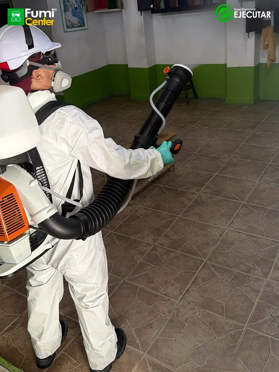 Técnico de FumiCenter con equipo de protección durante un servicio en instalaciones del INPEC