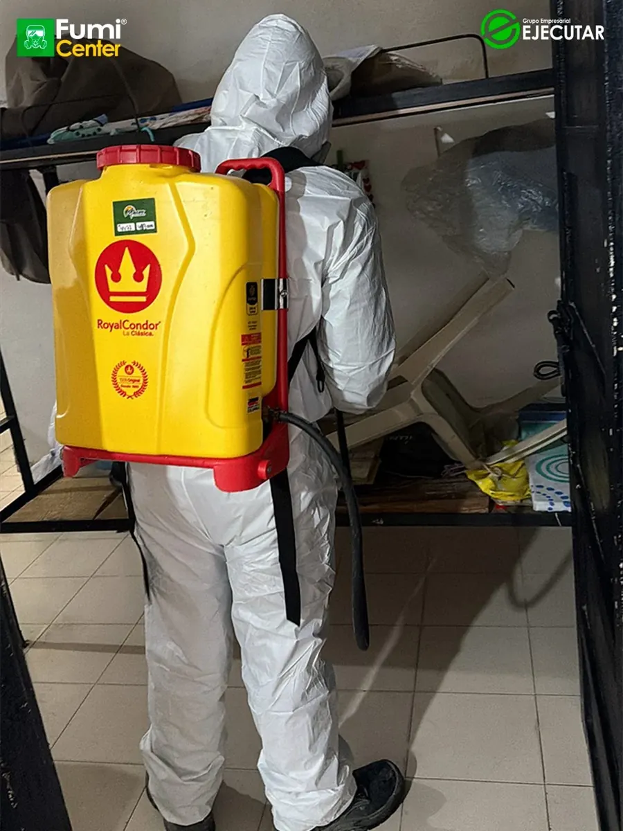 Técnico de FumiCenter con equipo de protección durante un servicio en instalaciones del INPEC